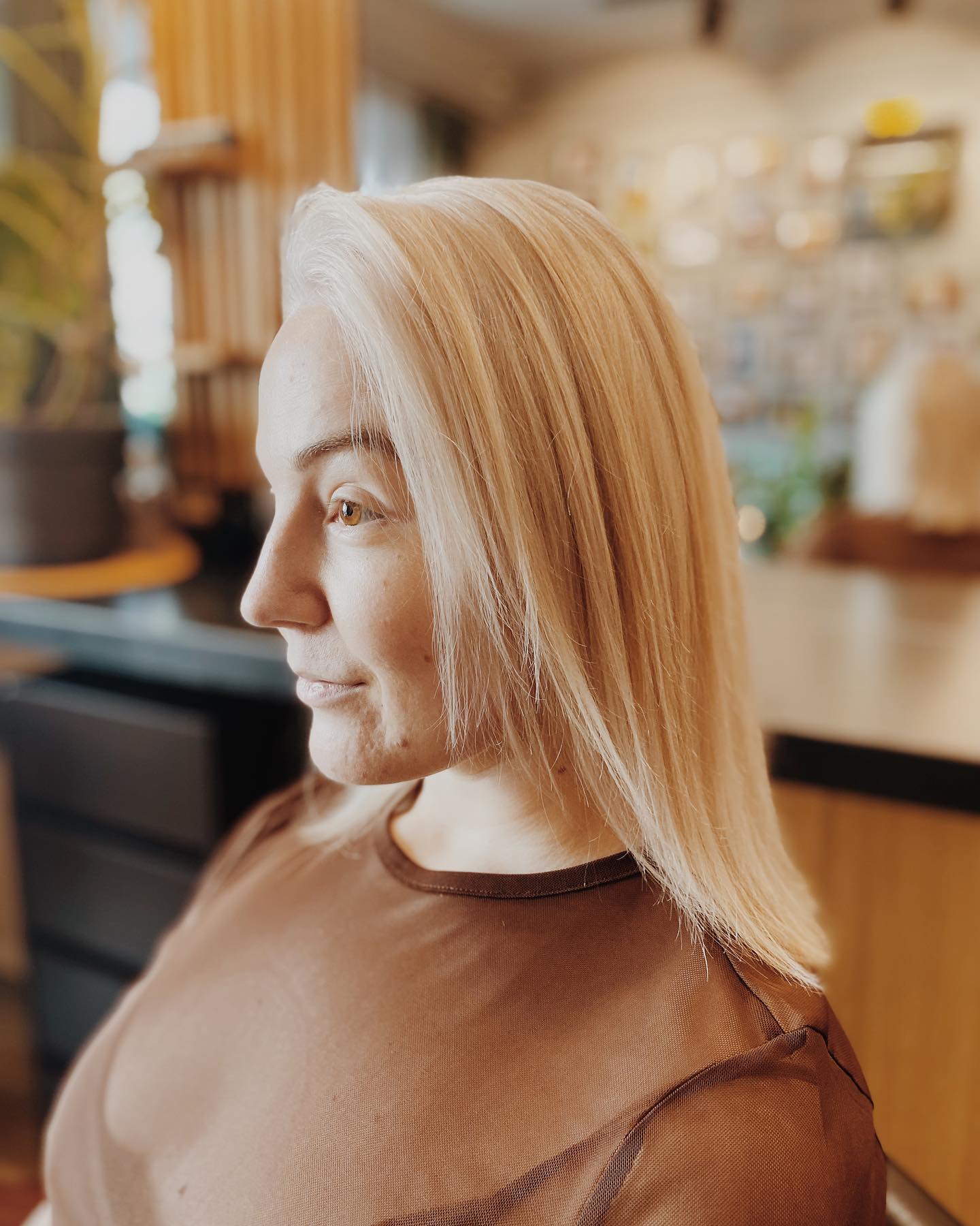 Matu krāsošana — platīna blonds, sānskats salonā